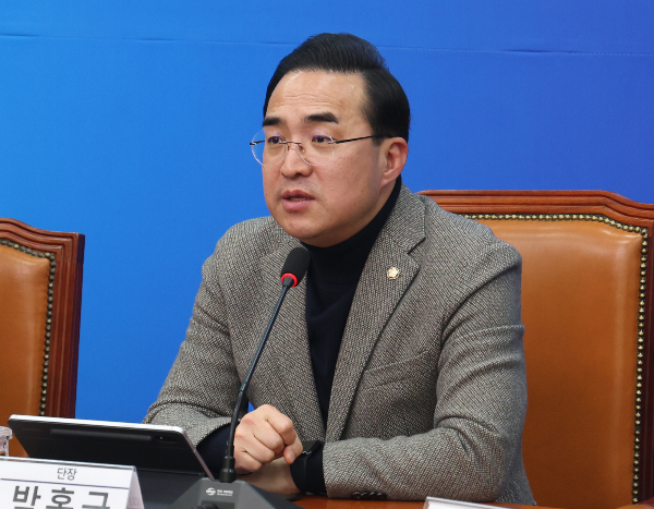 13일 박홍근 의원(더불어민주당·서울 중랑을)이 자신의 페이스북을 통해 조국 신당과 연합할 뜻이 없음을 밝혔다. 사진은 지난 8일 서울 여의도 국회에서 열린 기자간담회에서 발언하는 박 의원. /사진=뉴스1