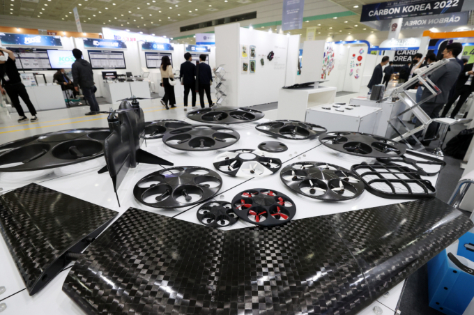 산업통상자원부가 탄소소재 핵심기술 확보를 위해 K-Carbon 플래그십 기술개발 사업을 진행한다. 사진은 2022년 10월 제10회 국제첨단소재 및 융복합기술대전에 전시된 탄소섬유 소재로 만든 제품. /사진=뉴시스
