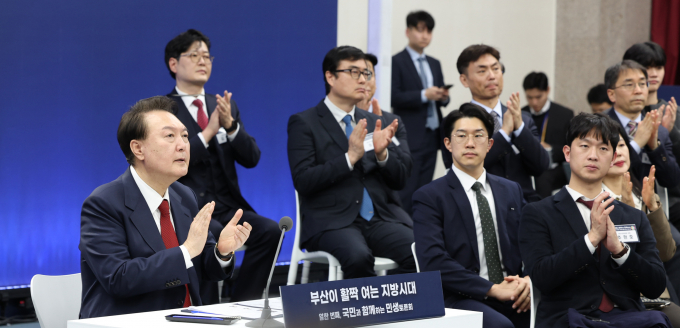 윤석열 대통령이 13일 부산시청에서 열린 '국민과 함께하는 민생토론회-열한 번째, 부산이 활짝 여는 지방시대'에서 박형준 시도지사협의회장의 발표를 경청한 뒤 박수치고 있다./사진=뉴시스