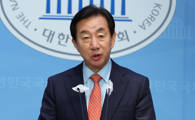 13일 김성태 국민의힘 서울특별시당 강서을 당원협의회 위원장이 '컷오프 못박기' 발언에 대한 입장 표명을 조만간 밝히겠다고 말했다. 사진은 지난 7일 김 위원장이 서울 여의도 국회에서 공천과 관련 기자회견을 하는 모습. /사진=뉴시스