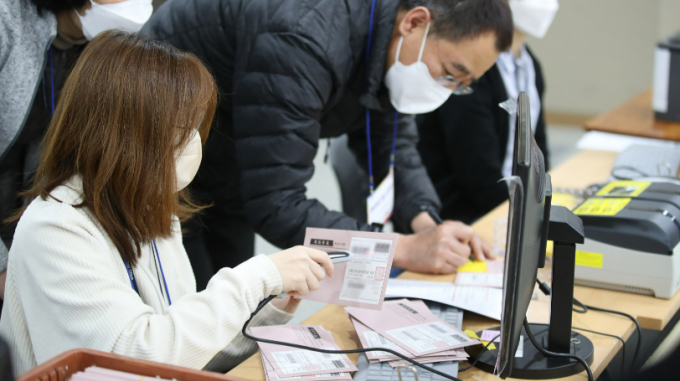 제22대 국회의원 선거 국회부재자·재외선거인 신고·신청자 중 국내 주민등록이 있는 국외부재자가 12만541명, 재외선거인은 3만160명으로 잠정 집계됐다. 사진은 지난 2022년 3월 인천 중구 공항동로 국제우편물류센터 대강당에서 재외투표 회송 관계자들이 제20대 대통령선거 재외투표 회송 우편물 분류 작업을 하는 모습. /사진=뉴스1