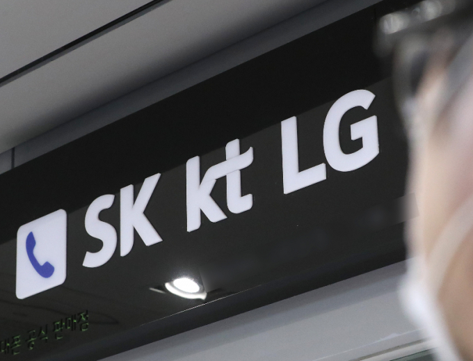 조만간 3만원대 5G 요금제가 KT에 이어 SK텔레콤, LG유플러스에서도 출시될 것으로 보인다. 사진은 서울의 한 휴대폰 판매 매장에 붙어있는 통신 3사 로고. /사진=뉴스1