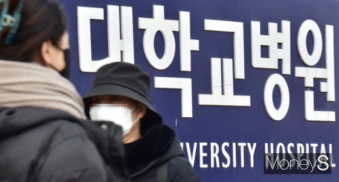 [머니S포토] 의협 '의대 증원' 반발…시민들 반응은