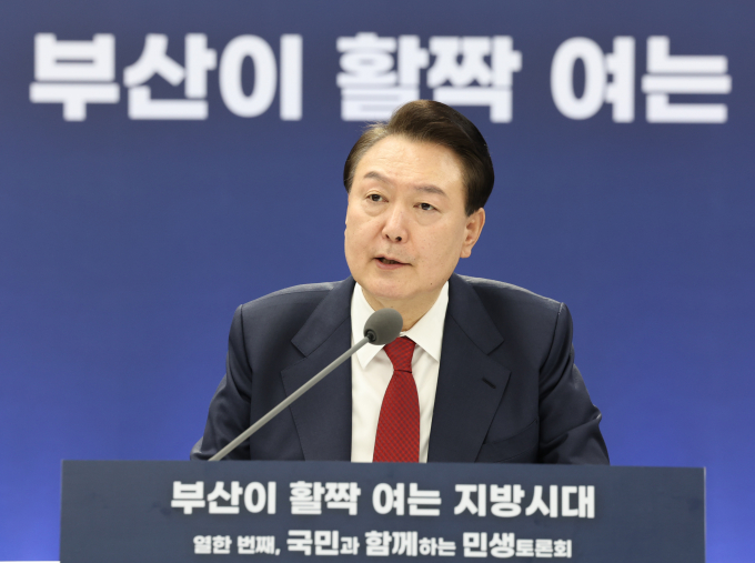 윤석열 대통령이 "아이들의 건강권을 지킬 수 있는 지역 어린이병원이 반드시 필요하다"며 지역소아의료체계를 강화하겠다고 약속했다. 사진은 13일 '부산이 활짝 여는 지방시대'를 주제로 열린 민생토론회에서 발언하는 윤 대통령의 모습. /사진=뉴시스
