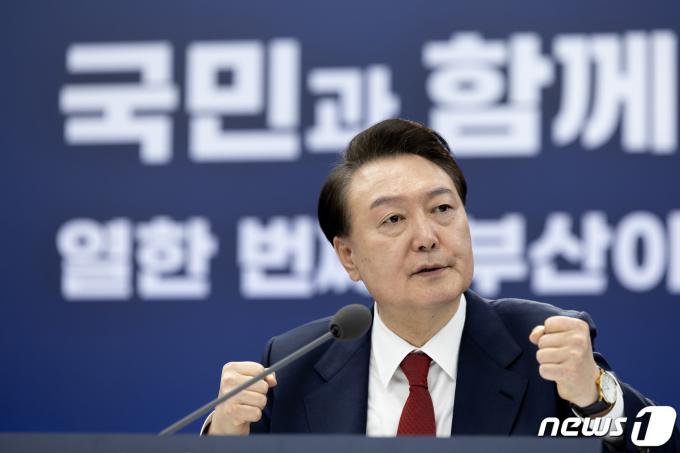 [사진] 두 주먹 쥐고 발언하는 윤 대통령
