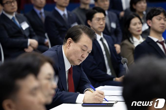 [사진] 메모하는 尹