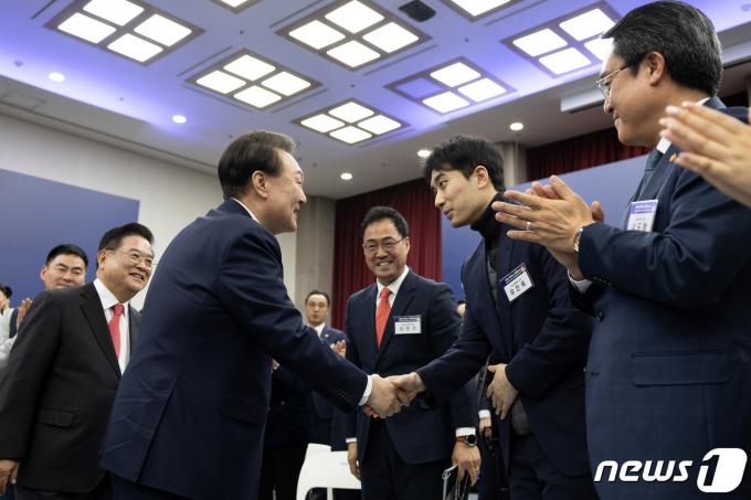 [사진] 민생토론회 참석자들과 악수하는 윤 대통령
