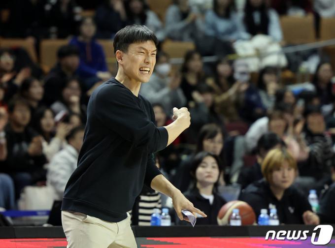 [사진] 김효범 감독대행, 수비 위치로!