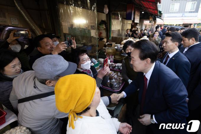 [사진] 동래시장 찾은 윤 대통령