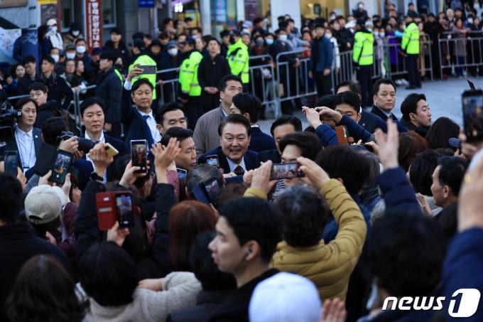[사진] 부산 동래시장 찾은 윤 대통령