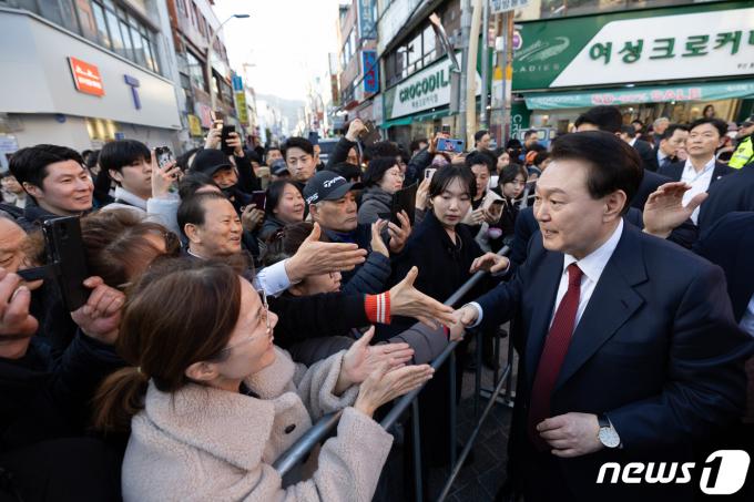 [사진] 민생행보 이어가는 윤 대통령