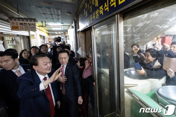 [사진] 동래시장 상인들과 인사하는 윤 대통령