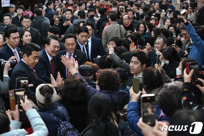 [사진] 환영 인파와 악수하는 윤 대통령