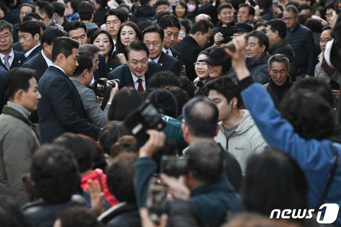 [사진] 윤 대통령 방문에 인파 몰린 동래시장