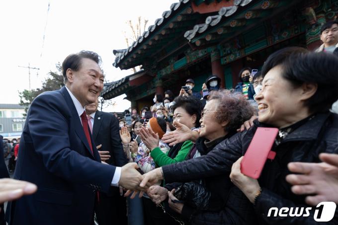 [사진] 부산시민들과 인사 나누는 윤 대통령