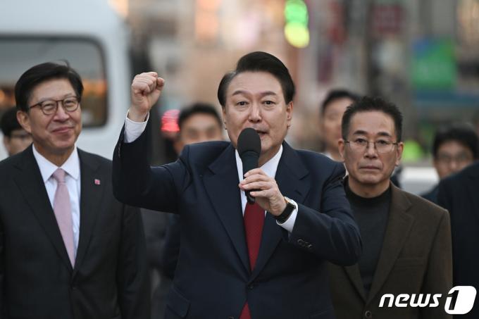 [사진] 부산시민들에게 인사하는 윤 대통령