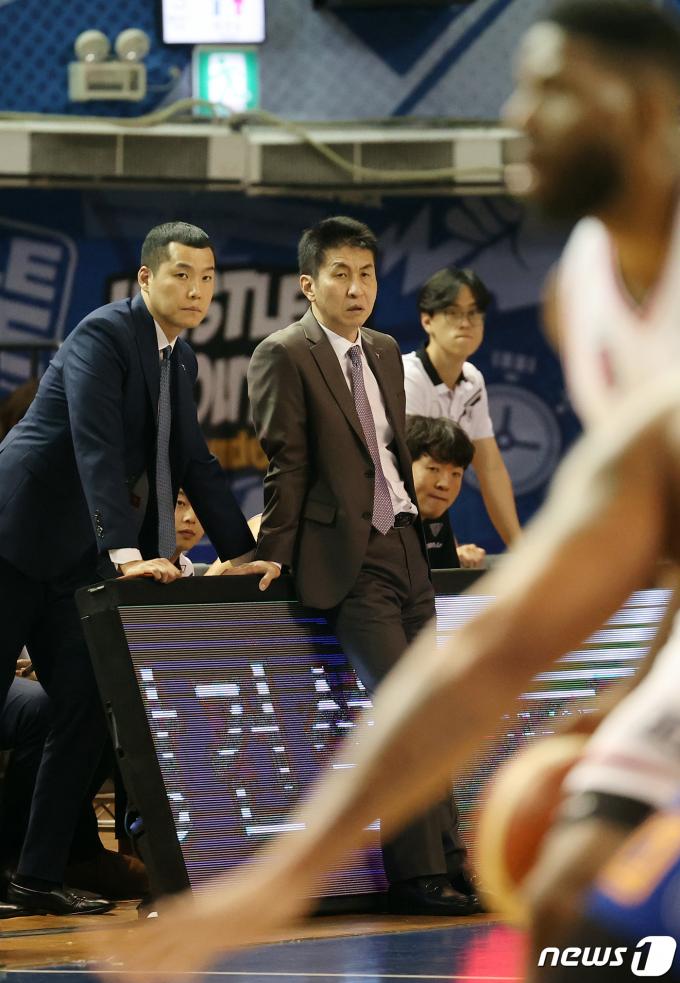 [사진] 김상식 감독, 연패 끊기 힘드네