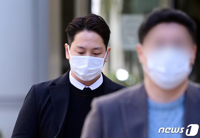 강제추행 혐의로 기소된 그룹 비에이피(B.A.P) 출신 힘찬이 24일 오후 서울 서초구 서울중앙지방법원에서 열린 1심 선고 공판을 마친 후 법원을 빠져나가고 있다. 2021.2.24/뉴스1 ⓒ News1 김진환 기자
