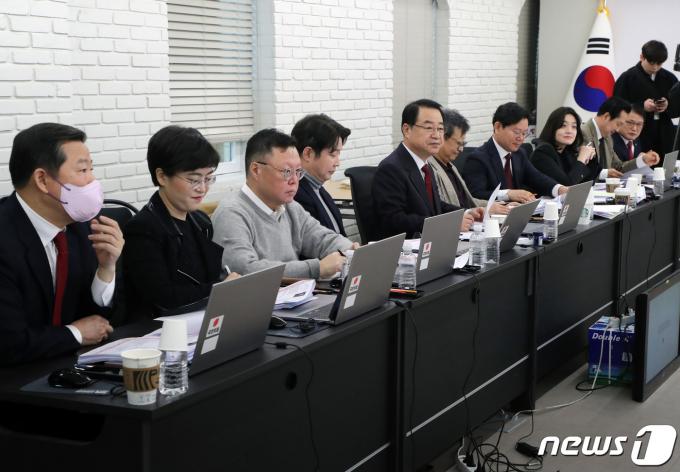 정영환 위원장을 비롯한 국민의힘 공천관리위원들이 13일 오전 서울 여의도 중앙당사에서 4·10 총선 공천 후보자들에 대한 심사를 하고 있다. (공동취재) 2024.2.13/뉴스1 ⓒ News1 구윤성 기자