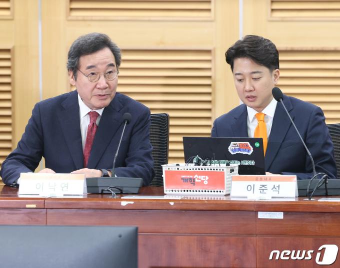 이낙연·이준석 개혁신당 공동대표가 13일 서울 여의도 국회 의원회관에서 열린 개혁신당 최고위원회의에서 대화를 하고 있다. 2024.2.13/뉴스1 ⓒ News1 송원영 기자