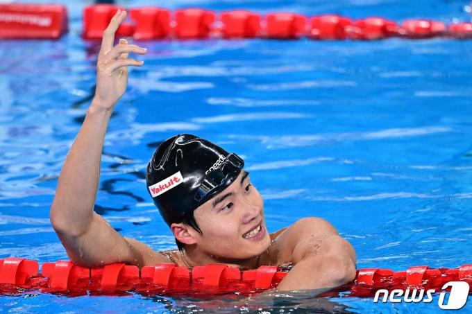 황선우가 13일 오후(현지시간) 카타르 도하 어스파이어돔에서 열린 2024 세계수영선수권대회 경영 남자 자유형 200m 결승에서 우승을 확정짓자 기뻐하고 있다. ⓒ AFP=뉴스1 ⓒ News1 안은나 기자