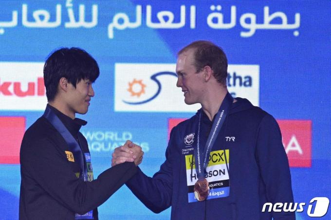 [사진] 루크 홉슨 축하받는 황선우