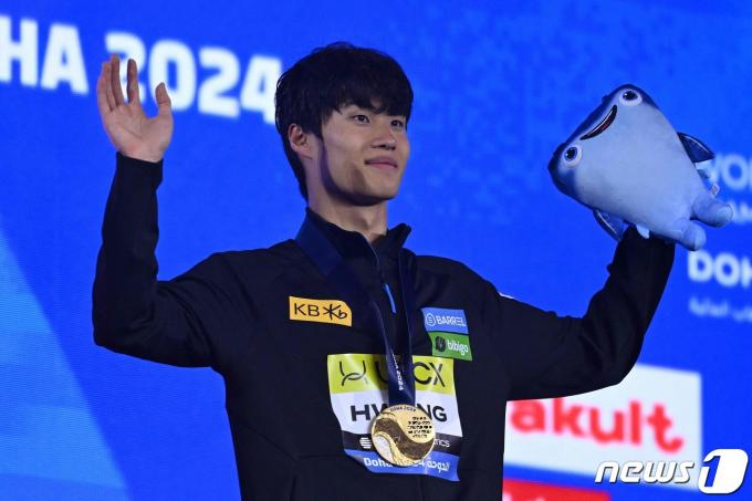 황선우가 13일 오후(현지시간) 카타르 도하 어스파이어돔에서 열린 2024 세계수영선수권대회 경영 남자 자유형 200m 시상식에서 금메달을 목에 걸고 있다. ⓒ AFP=뉴스1 ⓒ News1 안은나 기자