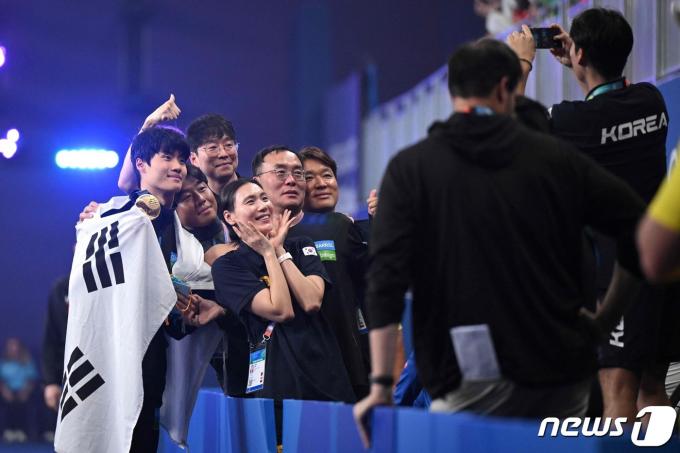 황선우가 13일 오후(현지시간) 카타르 도하 어스파이어돔에서 열린 2024 세계수영선수권대회 경영 남자 자유형 200m 시상식에서 금메달을 목에 건채 기념 촬영하고 있다. ⓒ AFP=뉴스1 ⓒ News1 안은나 기자