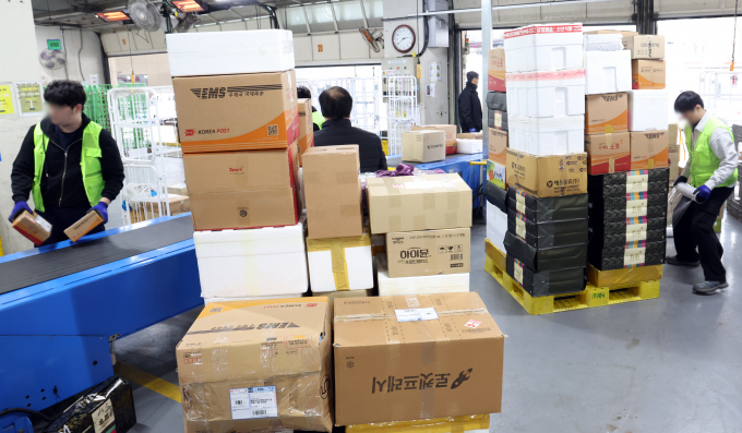 환경부가 '택배 포장규제'에서 아이스팩을 제외하기로 했다. 사진은 지난 6일 경기도 부천시 부천우편집중국에서 직원들이 택배 배송을 위한 분류 작업을 하고 있는 모습./사진=뉴스1