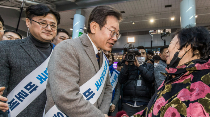 이재명 더불어민주당 대표가 지난 13일 밤 자신의 페이스북에 '인적 쇄신' 의지를 표명한 듯한 발언을 하면서 정치권의 주목을 받고 있다. 사진은 지난 8일 이 대표가 서울 용산역에서 시민들과 설 귀성인사를 하는 모습. /사진=뉴스1