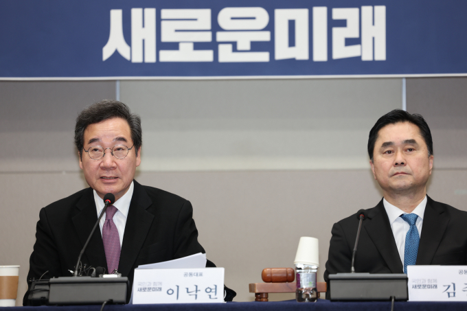 14일 김종민 개혁신당 최고위원이 이낙연 개혁신당 공동대표 출마론이 우세하다고 밝혔다. 사진은 이낙연 공동대표(왼쪽)가 지난 7일 광주김대중컨벤션 센터에서 열린 새로운미래 제2차 광주 현장책임위원회의에서 모두발언을 하는 모습. /사진=뉴스1