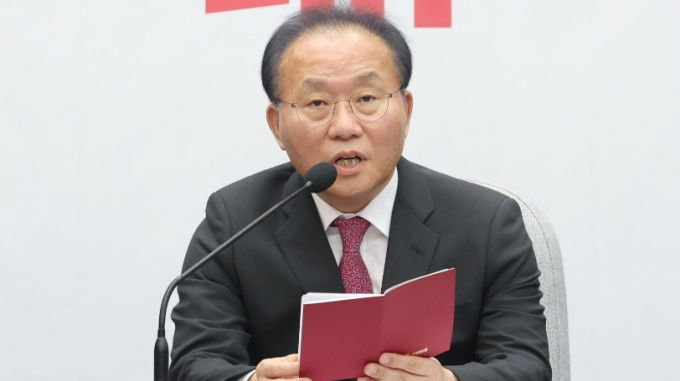 윤재옥 국민의힘 원내대표가 14일 오전 서울 여의도 국회에서 열린 원내대책회의에서 조국 전 법무부 장관의 출마를 두고 언행이 상반되는 문재인 정부의 상징과 같은 인물이라고 비판했다. 사진은 이날 오전 원내대책회의에서 발언하는 윤 원내대표. /사진=뉴스1