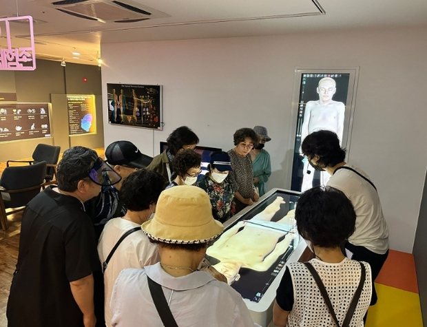 성남시는 작년 12월부터 동작인식형 혼합현실(Mixed Reality, MR) 서비스인 'KT리얼큐브'를 중원구보건소 치매안심센터에서 운영 중이다. 사진은 뇌건강 체험 박물관 사진. / 사진제공=성남시