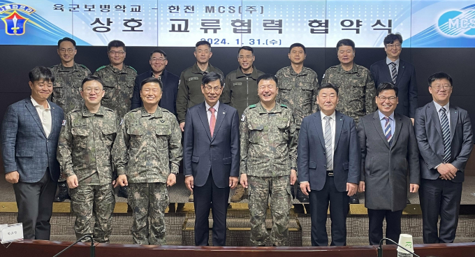 육군보병학교와 한전MCS 관계자들이 국가유공자와 참전용사에 대한 사회공헌 활동과 R&D 분야 신사업 업무에 상호 협력를 골자로 한 협약식을 맺은 뒤 기념촬영을 하고 있다./한전MCS