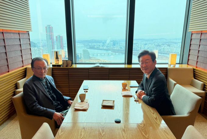14일 이재명 더불어민주당 대표가 이해찬 민주당 상임고문에게 선거대책위원장직을 제안했다는 보도가 나왔다. 사진은 민주당 이 대표(오른쪽)와 이 상임고문이 지난달 21일 서울 여의도 63빌딩에서 비공개 오찬 회동을 하는 모습. /사진=뉴스1(민주당 제공) 