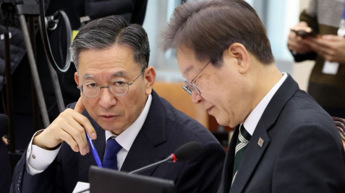정성호 더불어민주당 의원이 14일 BBS 라디오 '전영신의 아침저널'에 출연해 이재명 대표의 중진급 인사들을 향한 불출마 요구를 두고 당선 가능성을 고려해 권유한 것이라고 주장했다. 사진은 지난해 11월 서울 여의도 국회에서 열린 국방위원회 전체회의에서 정 의원(왼쪽)이 이 대표와 대화하는 모습. /사진=뉴스1