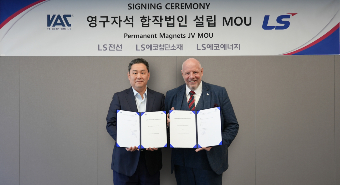 14일 서울 LS용산타워에서 열린 ‘영구자석 사업 합작법인(JV) 업무협약(MOU)’에서 이상호 LS에코첨단소재 대표이사(왼쪽)와 에릭 에셴 바쿰슈멜츠 CEO가 기념촬영을 하고 있다. / 사진=LS전선