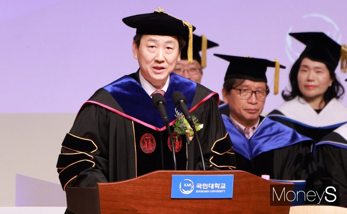 ▲ 졸업식사 전하는 정승렬 총장