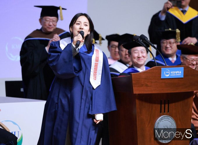 ▲ 축사 전하는 국민대 동문 이효리 "인생 '독고다이…잡다한 소리에 흔들리지 마시길"