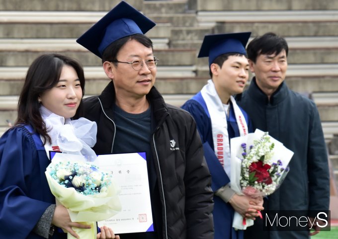 ▲ 부모님과 함께 졸업 인증샷은 필수!