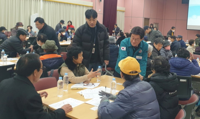 지난 1일 정관노인복지관에서 진행된 어르신 교육에서 인사를 하고 있는 정종복 기장군수/사진=기장군