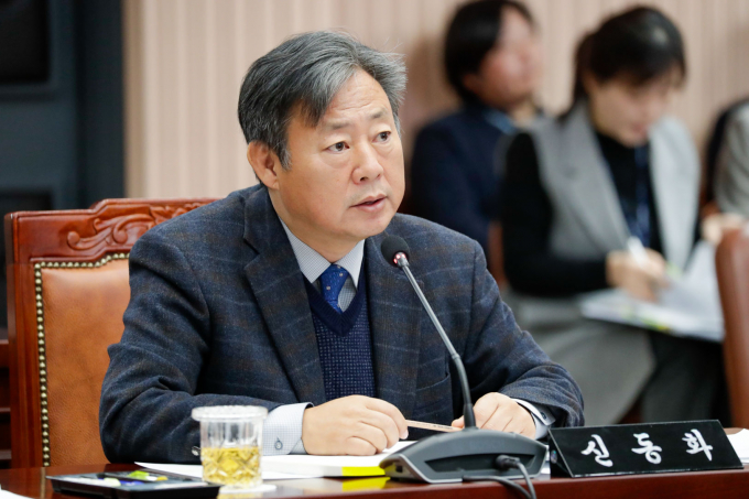 신동화 구리시의회 의원이 "별내선 최초 제안자는 윤호중 의원이 맞다"며 반박 보도자료를 발표하고 있다. /사진제공=신동화 의원