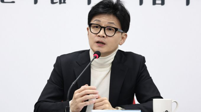 한동훈 국민의힘 비상대책위원장이 14일 오전 서울 여의도 당사에서 취재진을 만나 1심에서 징역 5년을 선고받은 '로비스트' 김인섭 전 한국하우징기술 대표보다 이재명 더불어민주당 대표가 더 중한 형을 받을 것이라고 주장했다. 사진은 여의도 중앙당사에서 열린 비대위 회의에서 모두발언하는 한 위원장. /사진=뉴스1