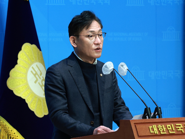 14일 배진교 의원(녹색정의당·비례대표)이 원내대표직 사임 의사를 발표했다. 사진은 이날 오전 서울 여의도 국회 소통관에서 열린 기자회견에서 사임을 발표하는 배 의원. /사진=뉴시스