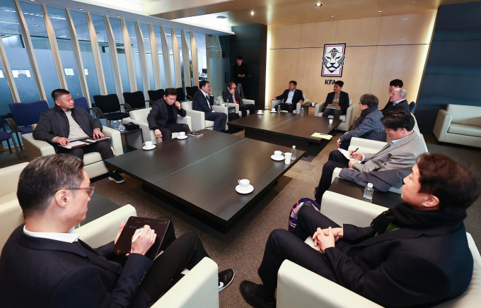  대한축구협회 임원진 다수가 정몽규 회장에게 위르겐 클린스만 감독의 경질을 건의한 것으로 전해졌다. 사진은 13일 오후 서울시 종로구 축구협회에서 열린 2023 카타르 아시안컵 관련 대한축구협회 경기인 출신 상근부회장 주재로 요린 임원회의. /사진=뉴시스