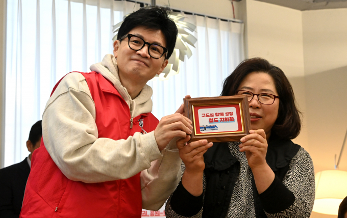 14일 국민의힘이 자랍준비청년 지원 공약을 공개했다. 사진은 한동훈 국민의힘 비상대책위원장(왼쪽)이 지난달 31일 경기 수원시 장안구 한 카페에서 주민에게 ‘구도심과 함께 성장’ 공약 택배를 전달하는 모습. /사진=뉴스1(공동취재)