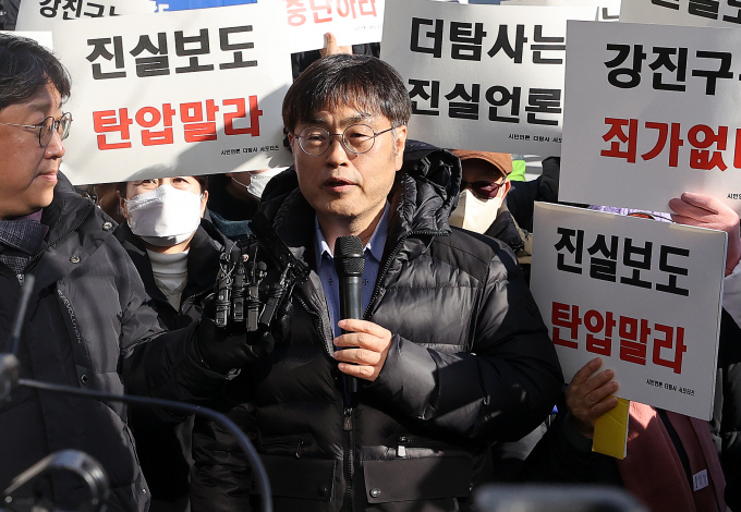 방실침입 혐의로 기소된 강진구 전 더탐사 대표가 1심에서 무죄를 선고받았다. 사진은 지난해 2월22일 오전 서울 서초구 서울중앙지방법원에서 열리는 구속 전 피의자 심문(영장실질심사)을 앞두고 자신의 입장을 밝히는 강 전 대표의 모습. /사진=뉴스1