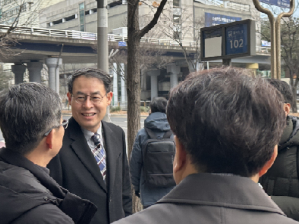 강희업 대도시권광역교통위원장이 14일 오전 경기 성남 서현역 정류장에서 M4102번 광역급행버스에 탑승하기 위해 기다리고 있다. 추후 광역버스 좌석예약제 확대를 통해 시민 출퇴근 불편을 해소할 것이라는 의지를 다졌다./사진제공=대도시권광역교통위원회