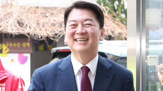 안철수 국민의힘 의원이 14일 오전 국민의힘 공천관리위원회 면접을 마친 후 취재진을 만나 수도권 위기론을 풀어야 할 숙제라고 평가했다. 사진은 이날 오전 당사에서 열린 공천 신청자 면접 심사에 참석하는 안 의원. /사진=뉴스1