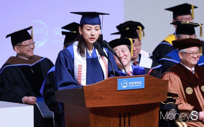 가수 이효리가 14일 오전 서울 성북구 국민대학교에서 열린 2023학년도 전기 학위수여식에 참석했다. /사진=임한별 기자